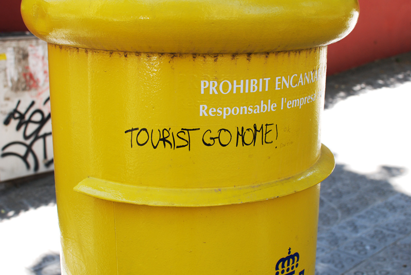 tourist-barcelona-muell-reise-gelb-yellow