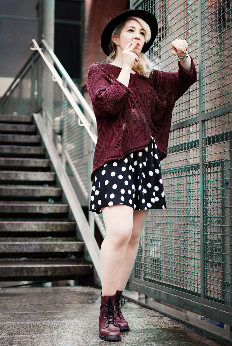 wine-red-distressed-knit-polka-dots-skirt-fashion-outfit-blogger-streetstyle3-Kopie-2