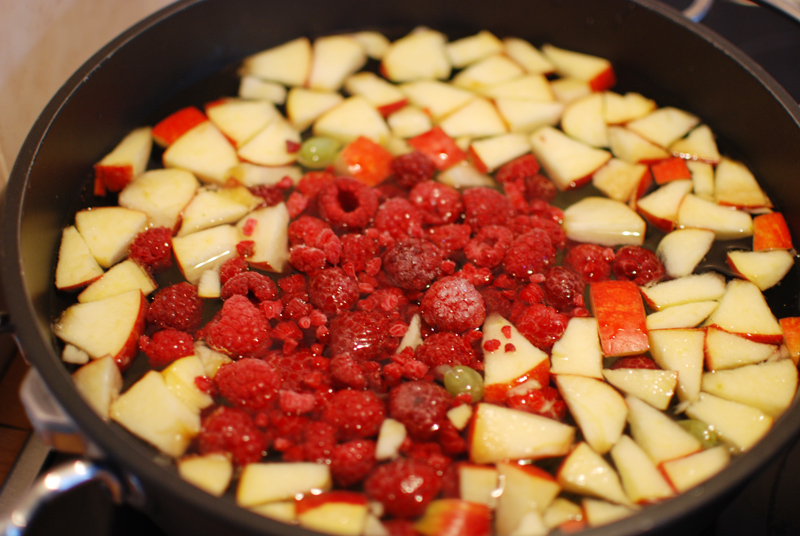 beeren-fruechte-apfel-rezept-gesund-fruits-kompott-food-blogger-sommer-getraenk