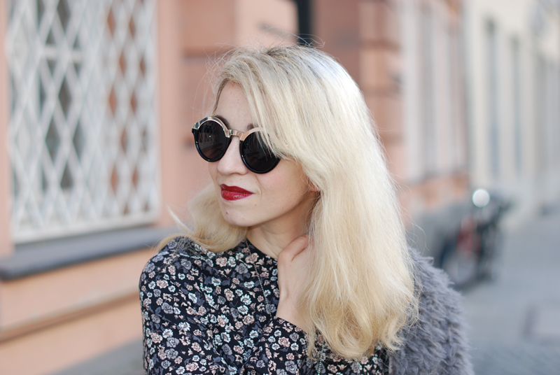 portrait-floral-jumpsuit-fall-herbst-outfit-lippenstift-trend-fashionblogger