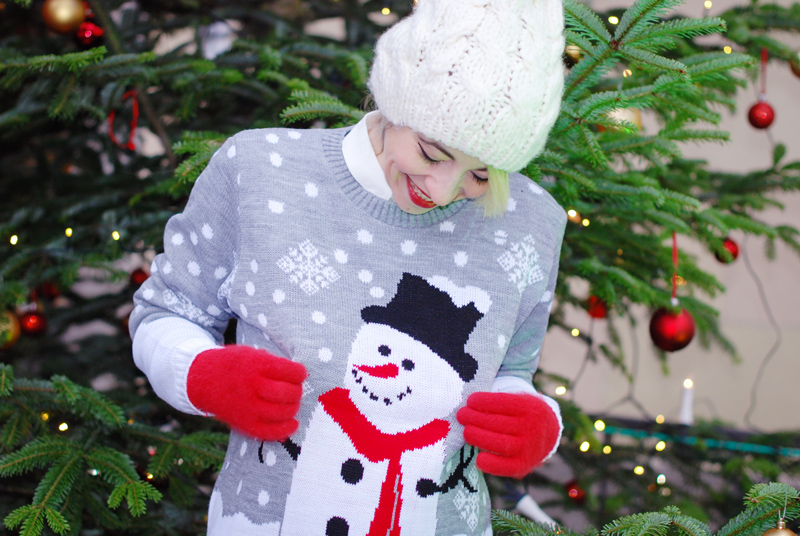portrait-christmas-weihnachten-weihnachtsoutfit-outfit-pullover-schneemann-winter-modeblogger