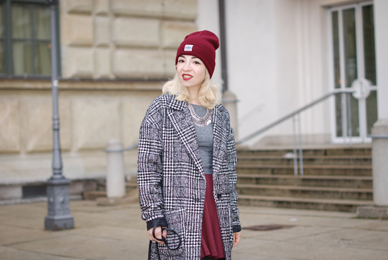 portrait-hahnentritt-handstooth-coat-winter-mantel-outfit-blogger-fashion-mode-burgundy