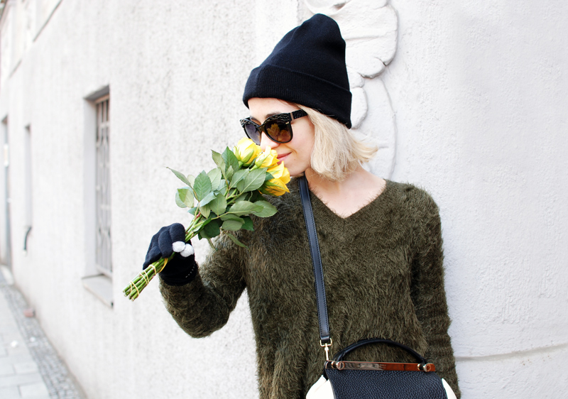 fluffy-knit-olive-green-outfit-fashion-blogger-muenchen-inspiration-winter-portrait