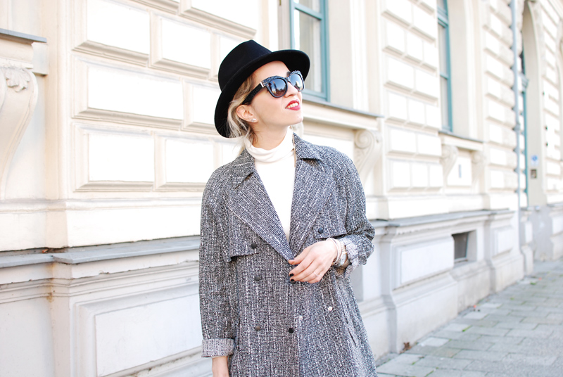 portrait-topshop-coat-outfit-blogger-monochrom