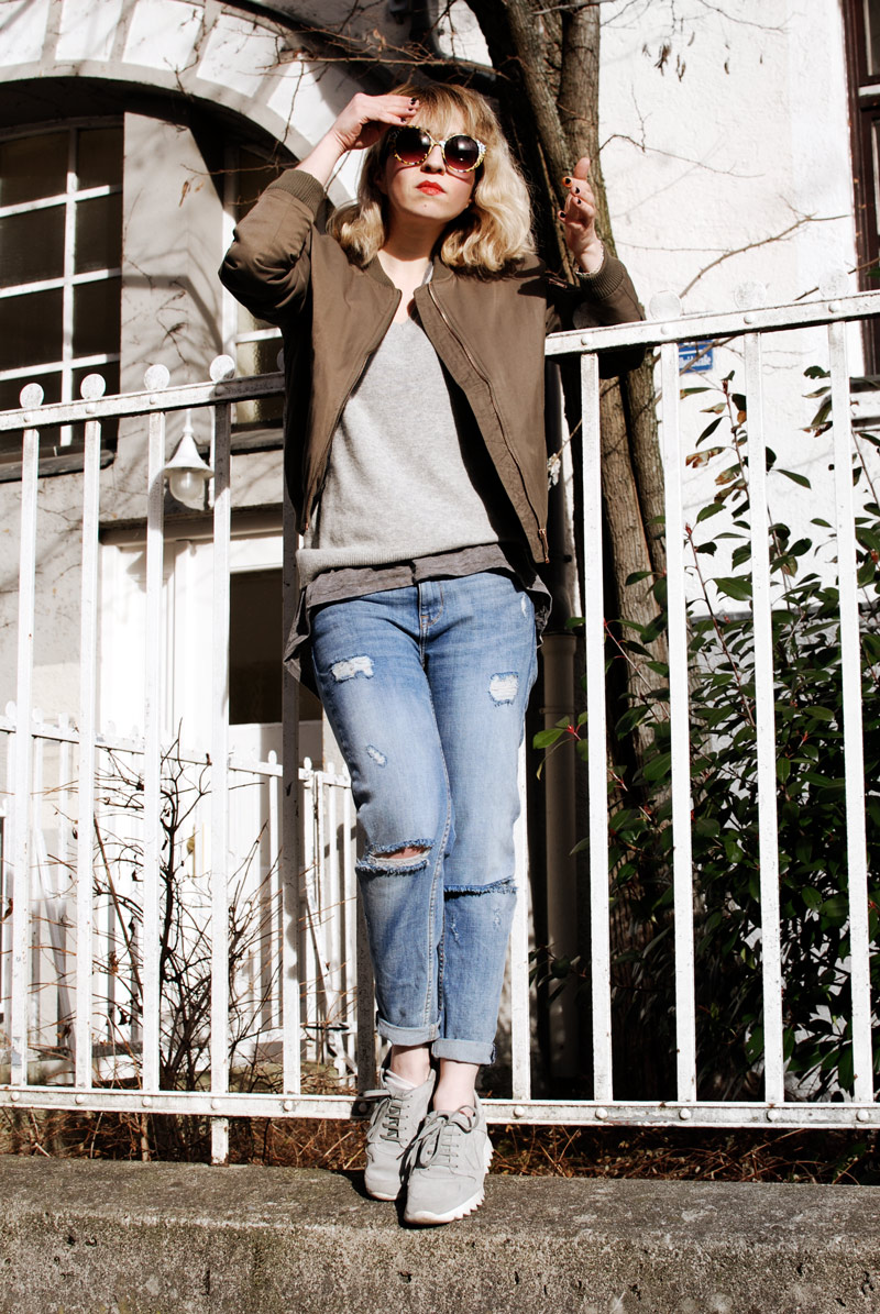 bomber-jacket-casual-outfit-ootd-fashion-blogger-distressed-denim-5