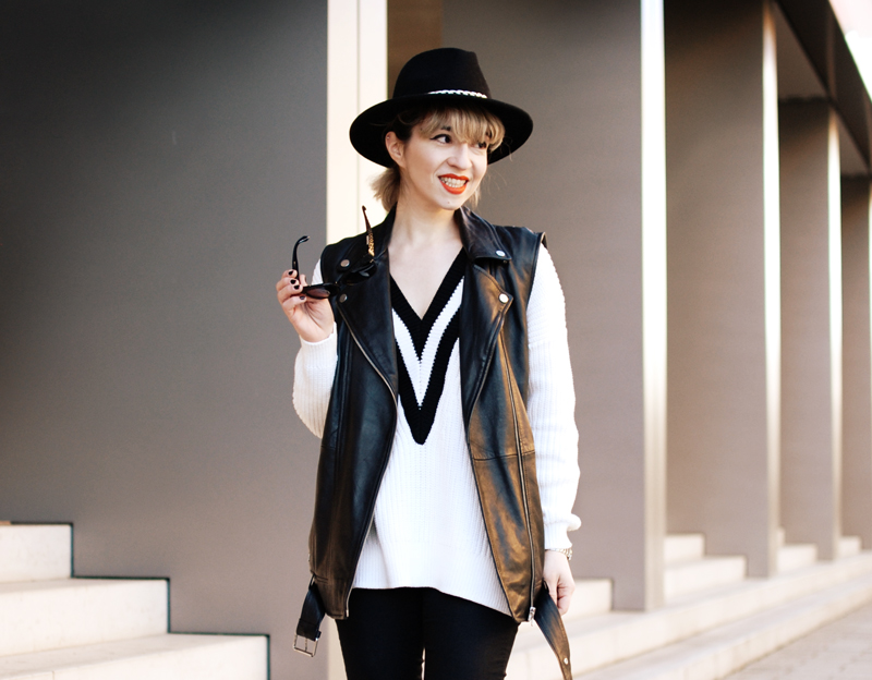 leather-vest-outfit-monochrom-trend-spring-vneck-fashionblogger-muenchen-5