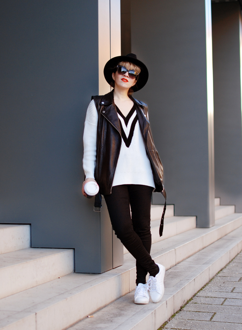 lehnen-leather-vest-outfit-monochrom-trend-spring-vneck-fashionblogger-muenchen