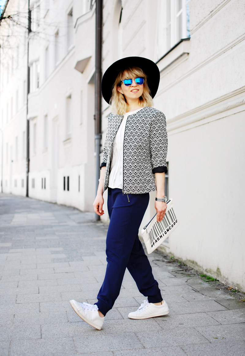 more-and-more-outfit-jogginghose-print-jacket-fashionblogger-33