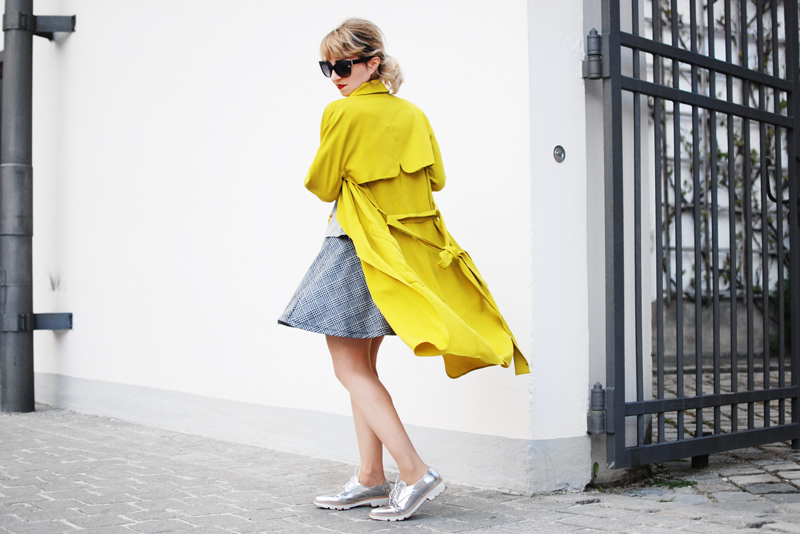 yellow-trenchcoat-funky-streetstyle-fashion-outfit-fashionblogger-quer-2