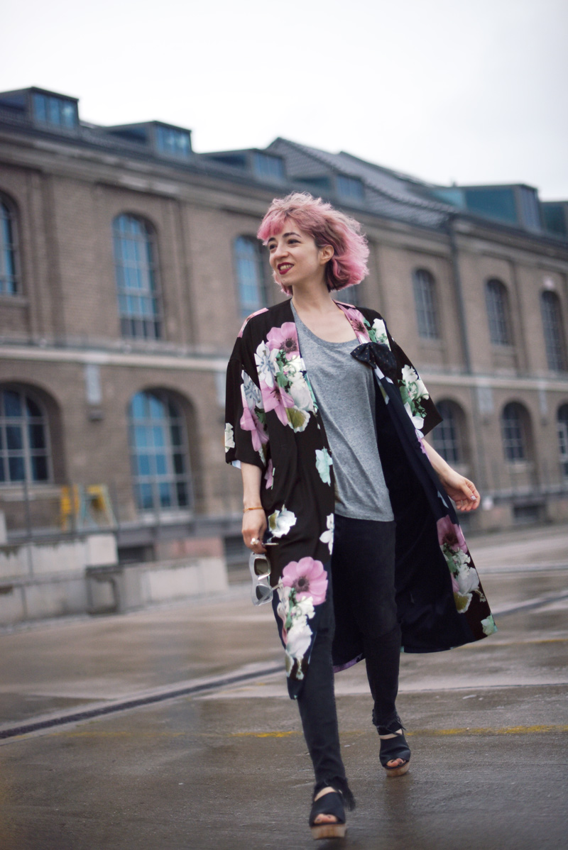 kimono-style-outfit-blogger-modeblog-fashionblog-berlin-blumenmuster-regen-nachgesternistvormorgen-3