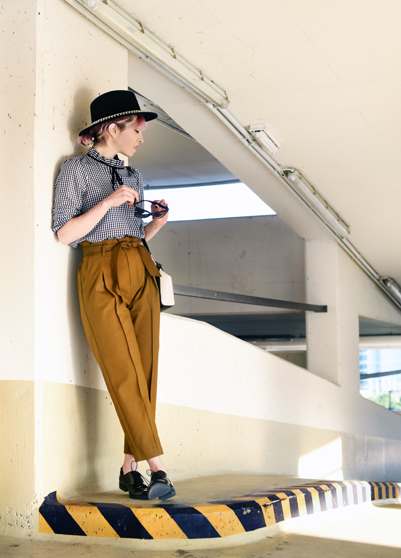 olive-green-highwaist-pants-boyish-outfit-fashionblogger-streetstyle-nachgesternistvormorgen-11