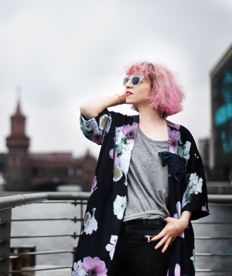 berlin-shooting-fashionblogger-modeblogger-pinkhair-floral-kimono-outfit-fall-herbst-nachgesternistvormorgen