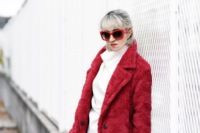 portrait-red-coat-wool-pelz-fall-herbst-outfit-fashionblogger-nachgesternistvormorgen-muenchen-rene-lezard-fur-11