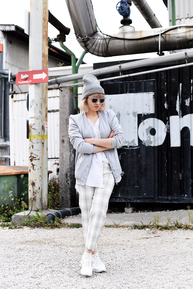 silver-bomber-jacket-white-grid-pants-zara-outfit-look-fashionblogger-muenchen-nachgesternistvormorgen-streetstyle-sporty-4