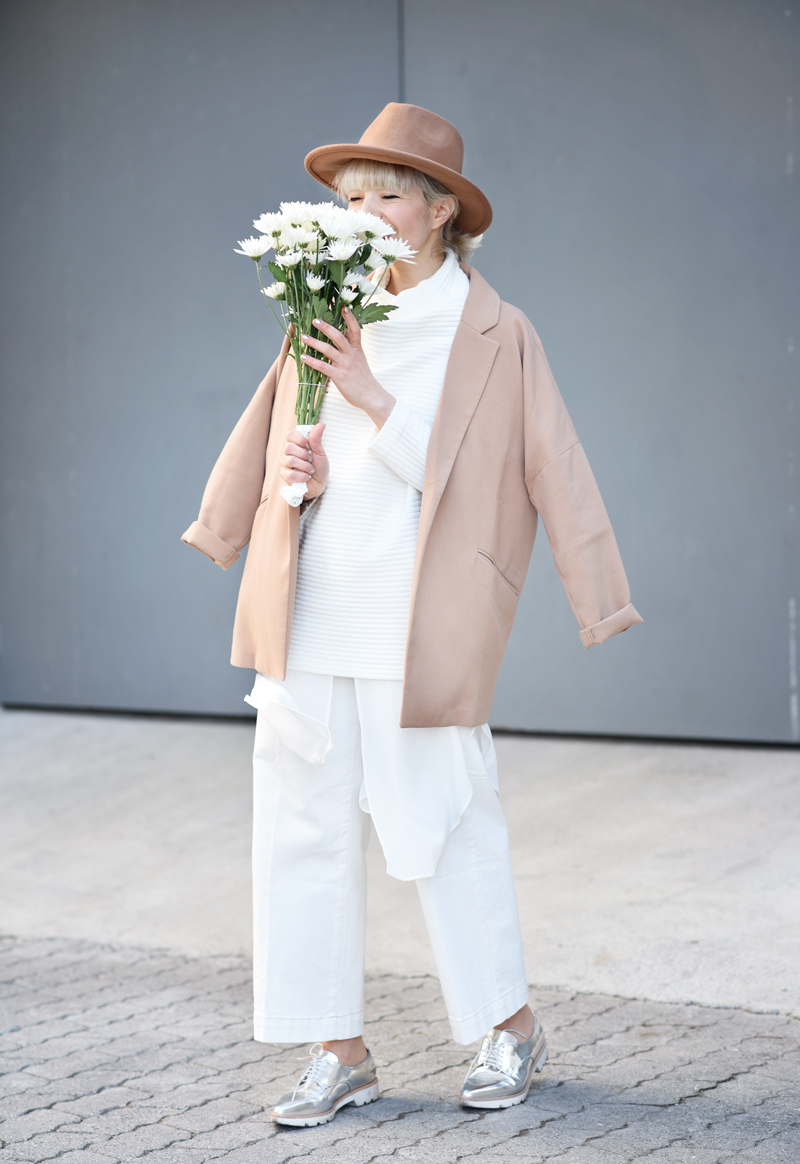 all-white-layering-nachgesternistvormorgen-outfit-streetstyle-layers-culotte-camel-look-style-fashionblog-muenchen-flowers