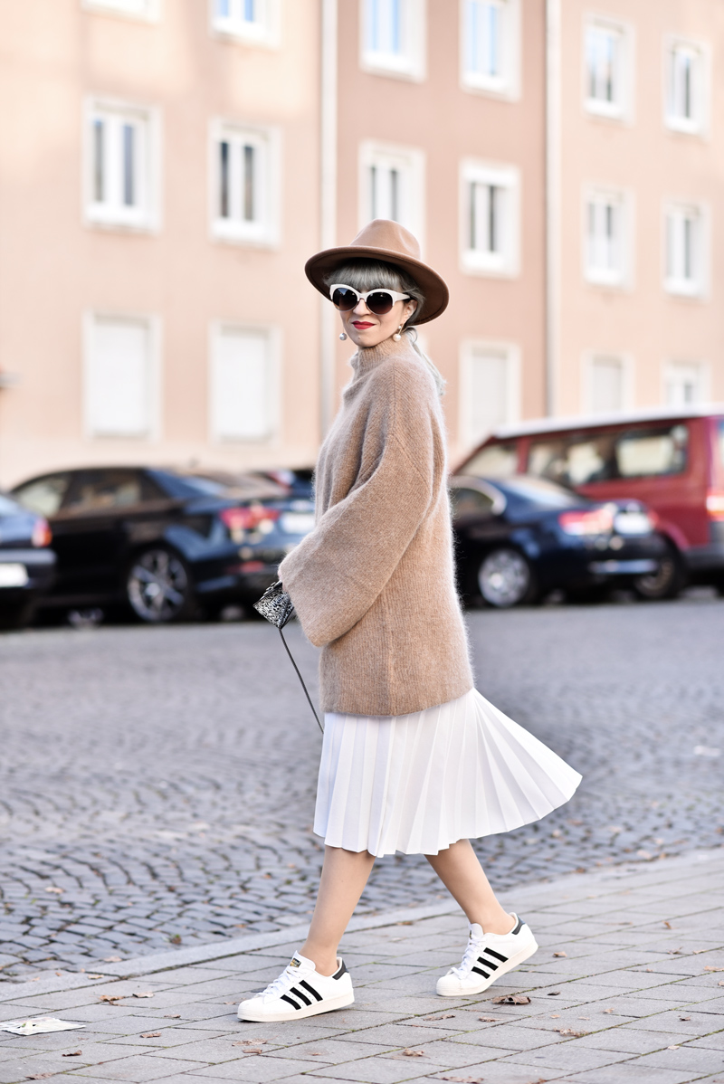 fashionblogger-modeblogger-muenchen-knit-strick-winter-outfit-streetstyle-plissee-midi-trend-camel-weiss