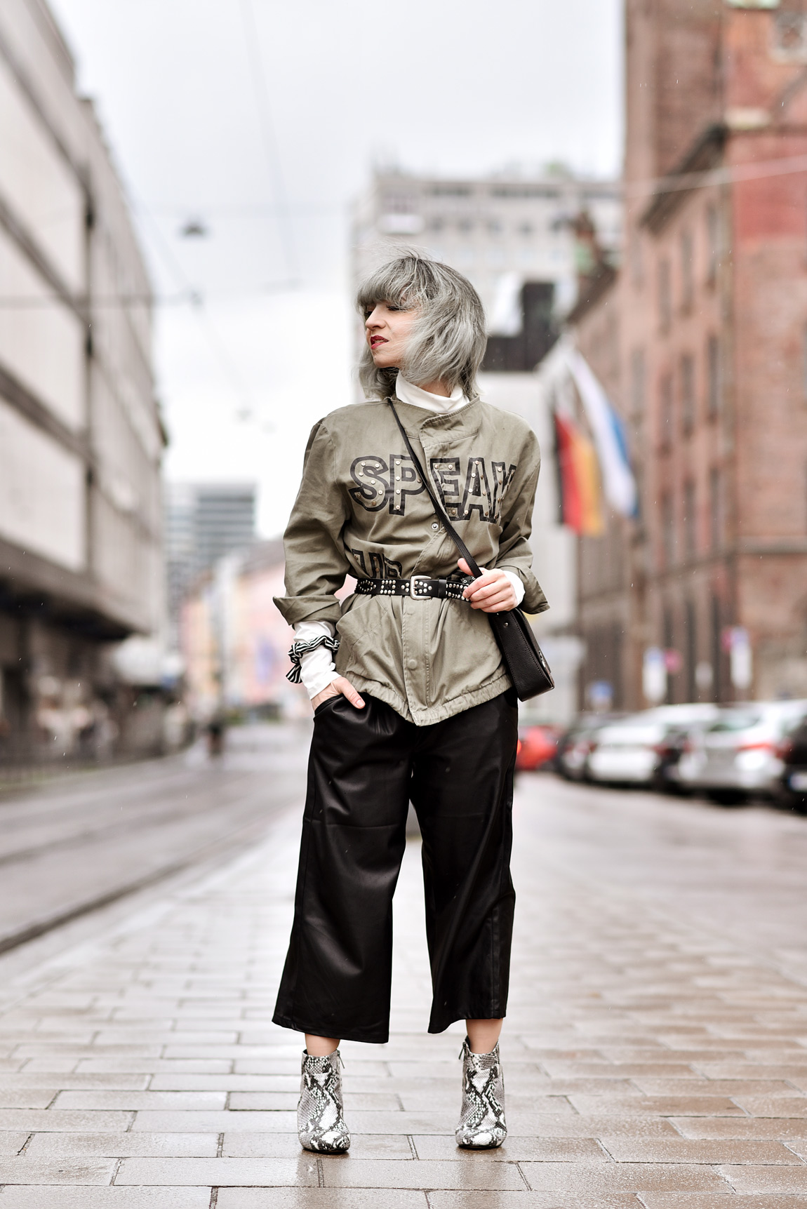 outfit, streetstyle, muenchen, fashionblogger, modeblogger, parka, culotte, silber, haare, slogan