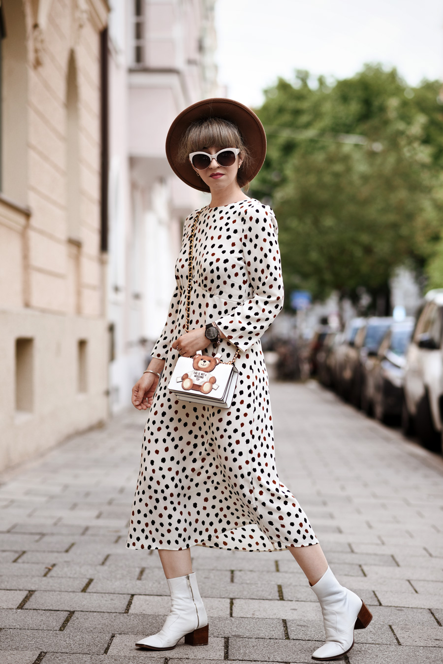 gepunktetes-kleid-midi-dress-fashionblogger-modeblogger-muenchen-style-punkte-dots-moschino-toy-streetstyle