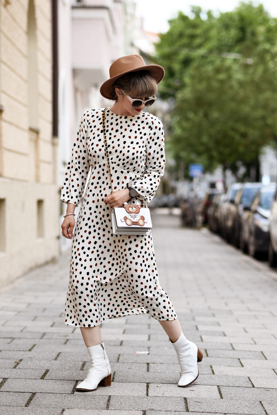 gepunktetes-kleid-midi-dress-fashionblogger-modeblogger-muenchen-style-punkte-dots-moschino-toy-streetstyle