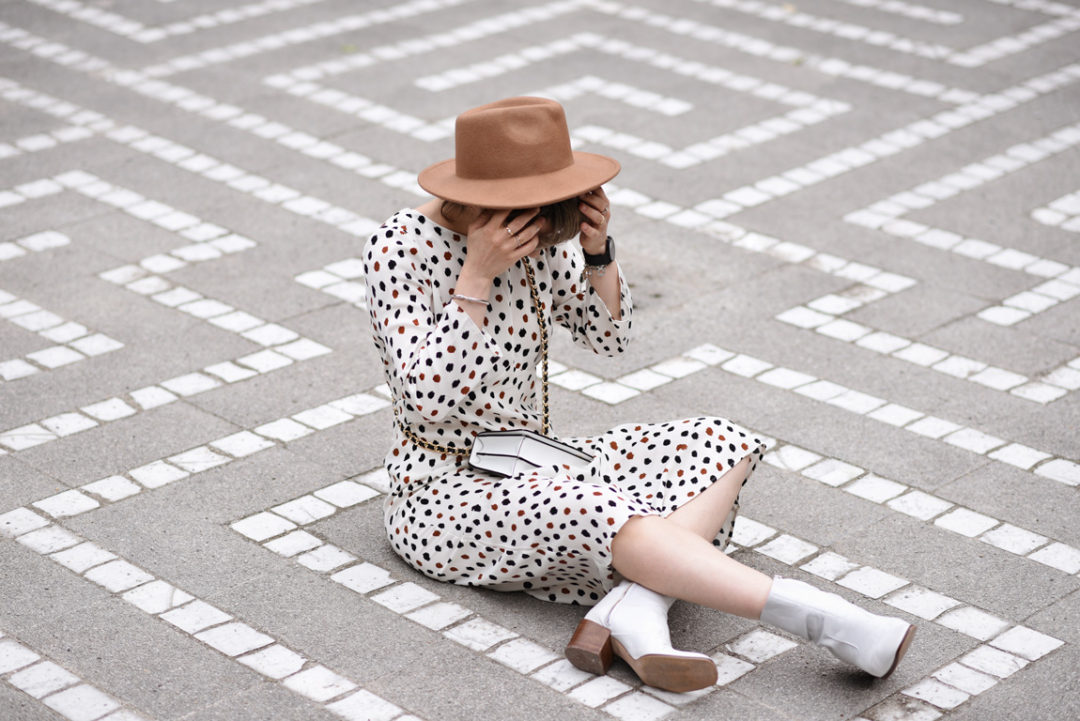 gepunktetes-kleid-midi-dress-fashionblogger-modeblogger-muenchen-style-punkte-dots-moschino-toy