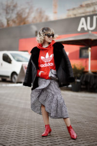 adidas, hoodie, rot, vichy, karo, skirt, rock, midi, volant, fashionblogger, modeblogger, berlin, ootd, streetstyle, outfit, inspiration