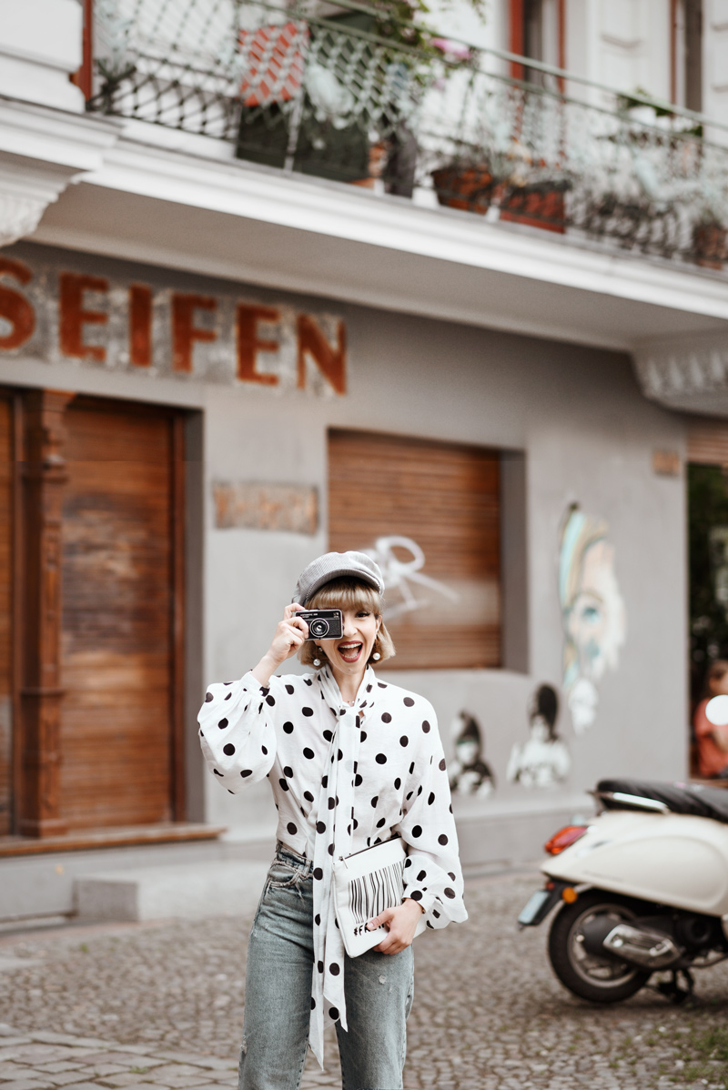 punkte, bluse, outfit, berlin, blogger, modeblog, fashionblog, streetstyle, sommer, inspiration, jeans, denim, retro, kombi, cute