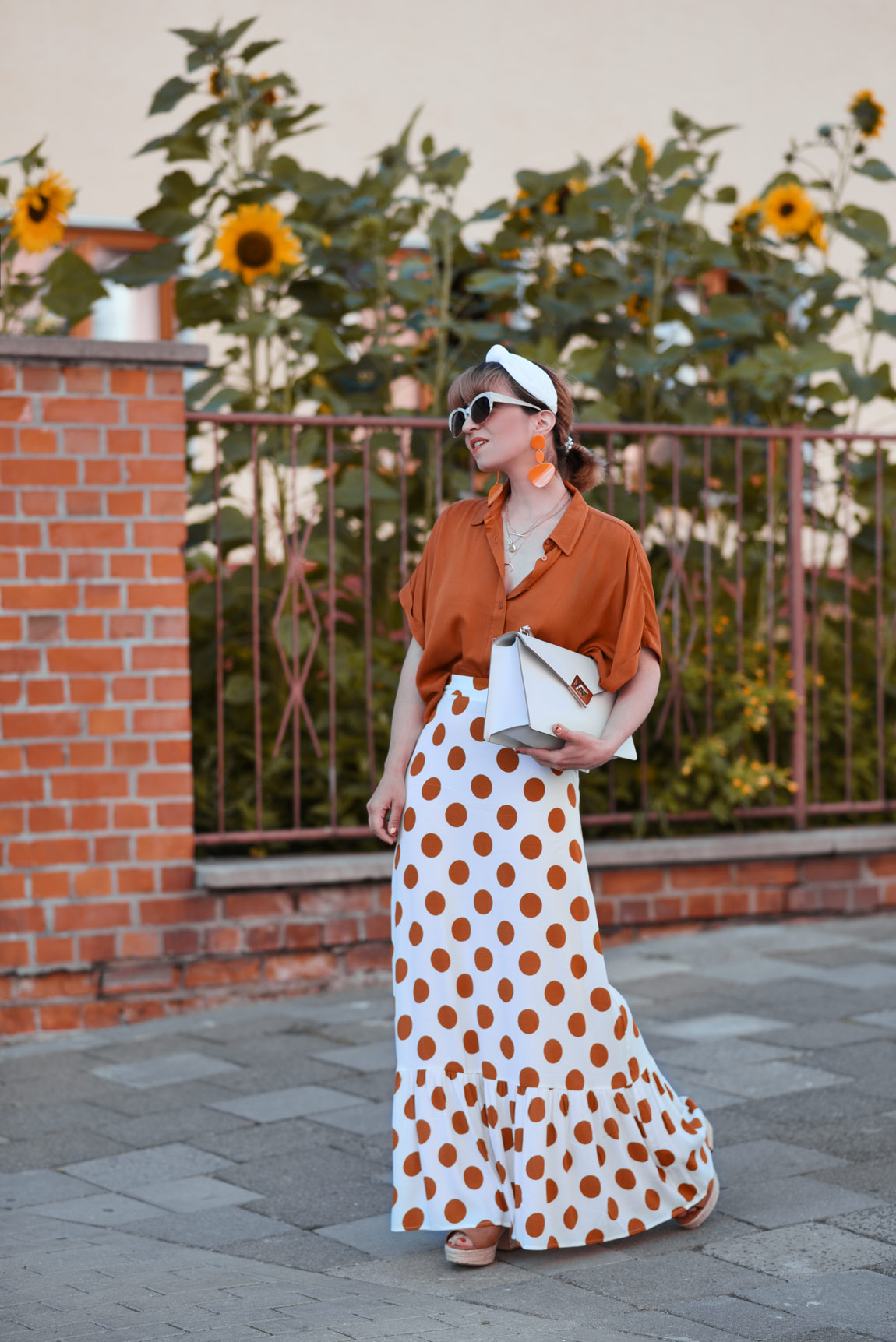 orange, berlin, sonnenblumen, sommer, fashionblogger, modeblogger, streetstyle, romantisch, feminin, retro, nostalgie, outfit, streetstyle, maxi, rock, punkte, forever21