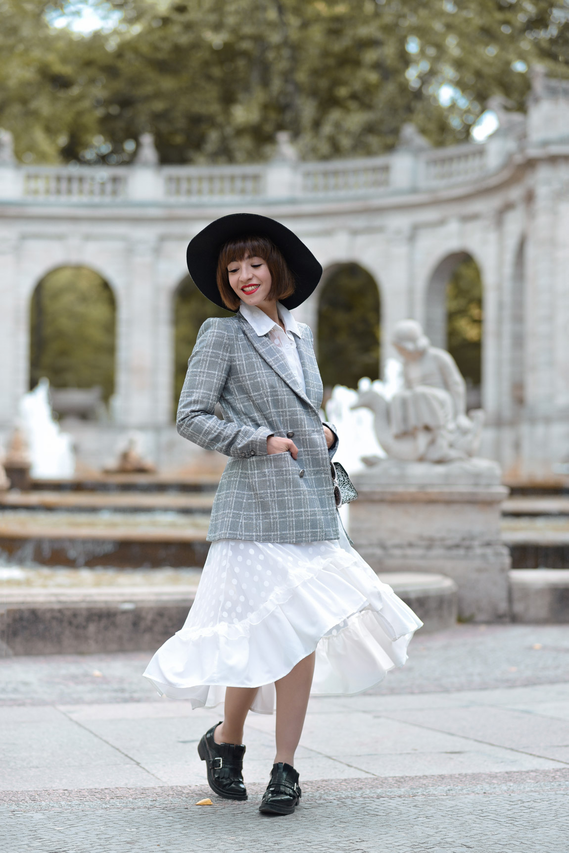 weisses, kleid, berlin, romantisch, maerchenbrunnen, fashionblog, modeblogger, outfit, herbst, inspiration, retro, feminin