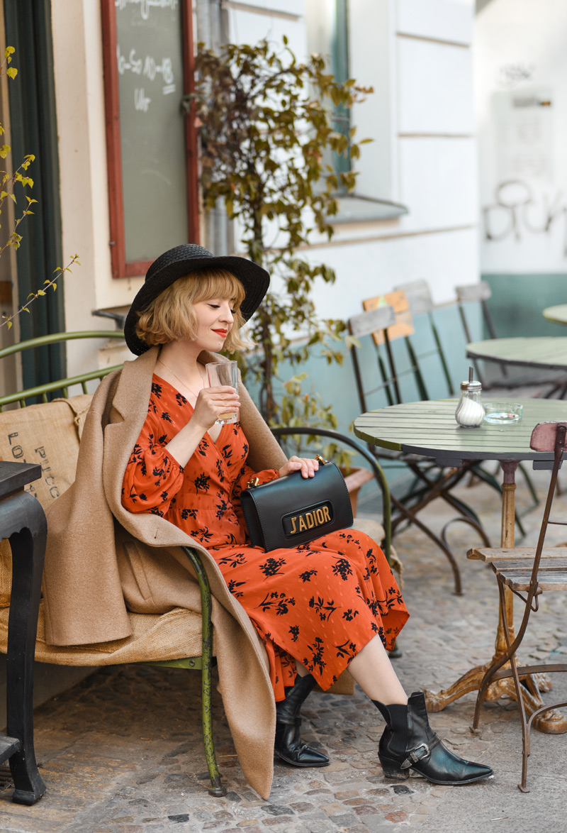 politisch, korrekt, outfit, berlin, cafe, fashionblogger, modeblog, lifestyle, midikleid, rot, streetstyle, outfit, look, ootd, bloggerstyle, inspiration, asos,